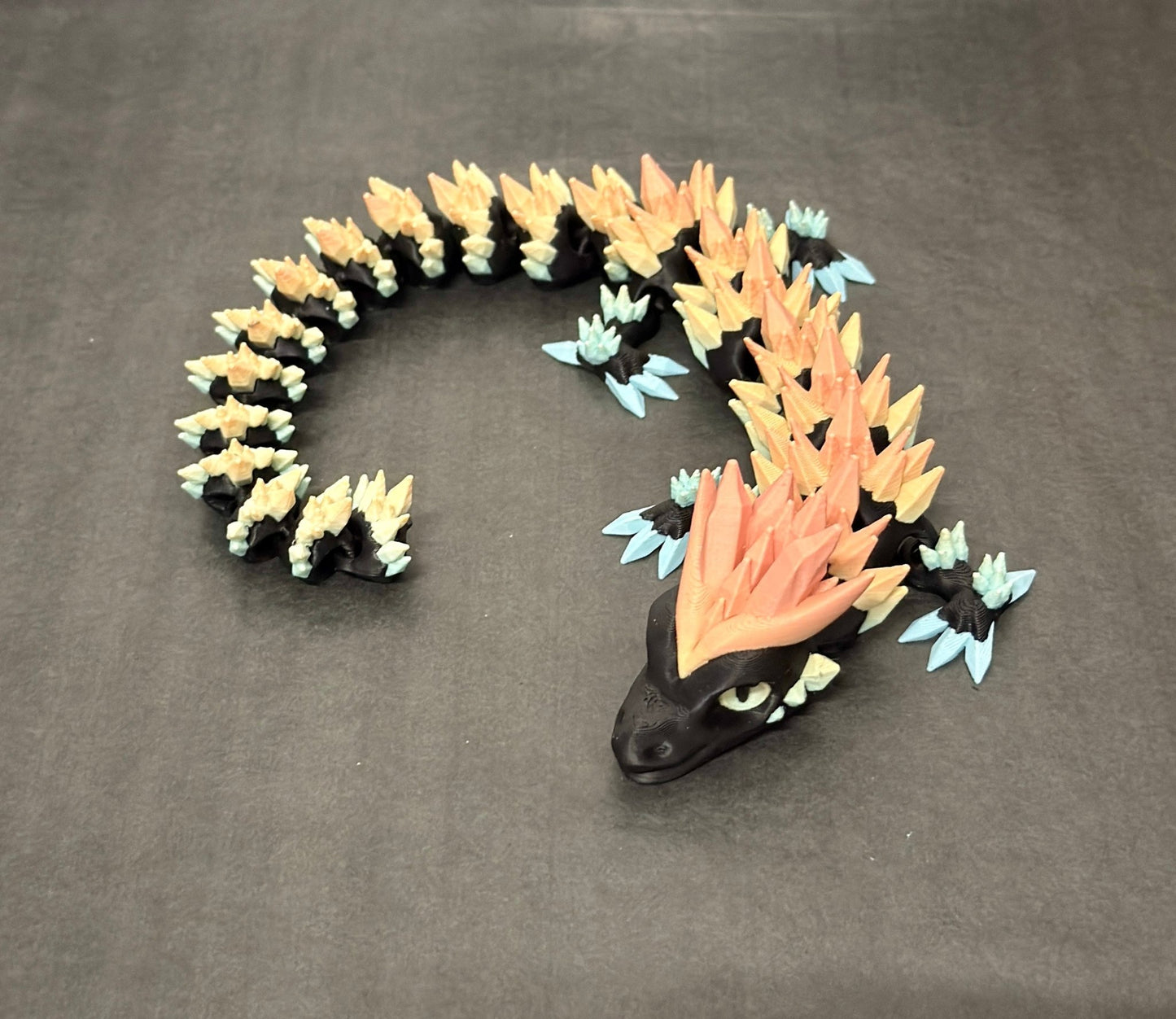 2 - LAATU - 3D - Tulostettu "Pentti" Fidget Lohikäärme, Musta/sateenkaari - PRINT NORDICA