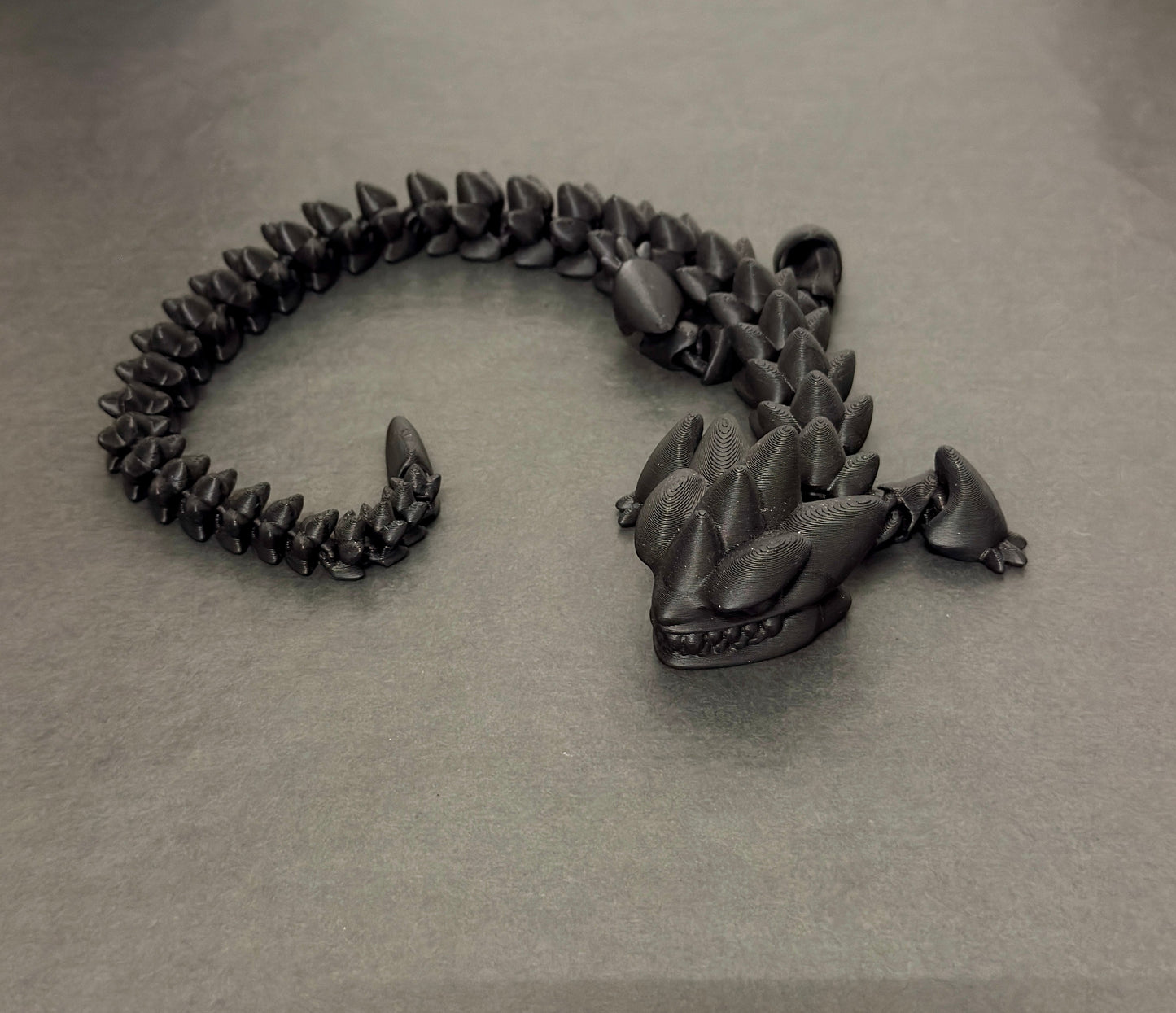 3D-Tulostettu DRAGONIX - Pitkä "Kalevi" Fidget Lohikäärme PRINT NORDICA OY