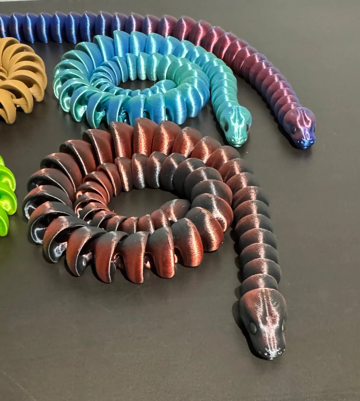 DRAGONIX - Fidget Käärme 54cm - PRINT NORDICA