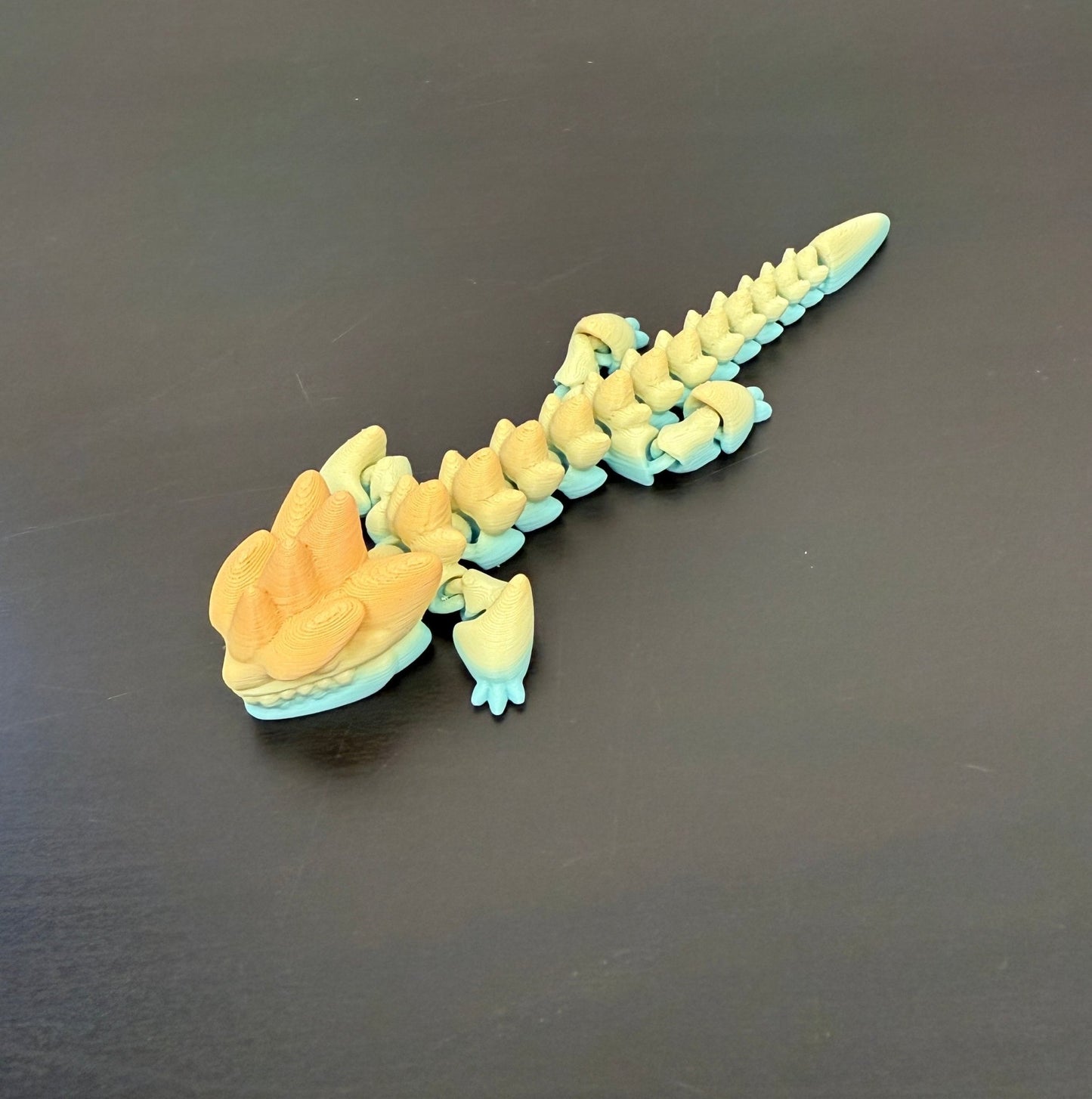 DRAGONIX - "Kalevi" Fidget lohikäärme 15/19/25cm - PRINT NORDICA
