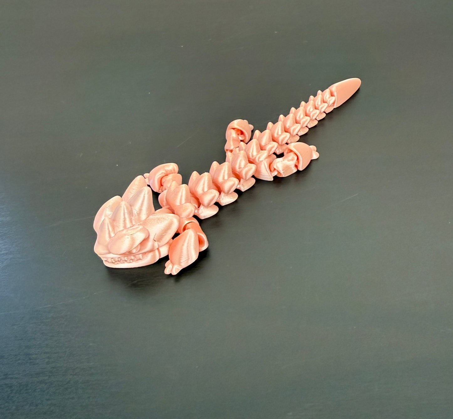 DRAGONIX - "Kalevi" Fidget lohikäärme 15/19/25cm - PRINT NORDICA