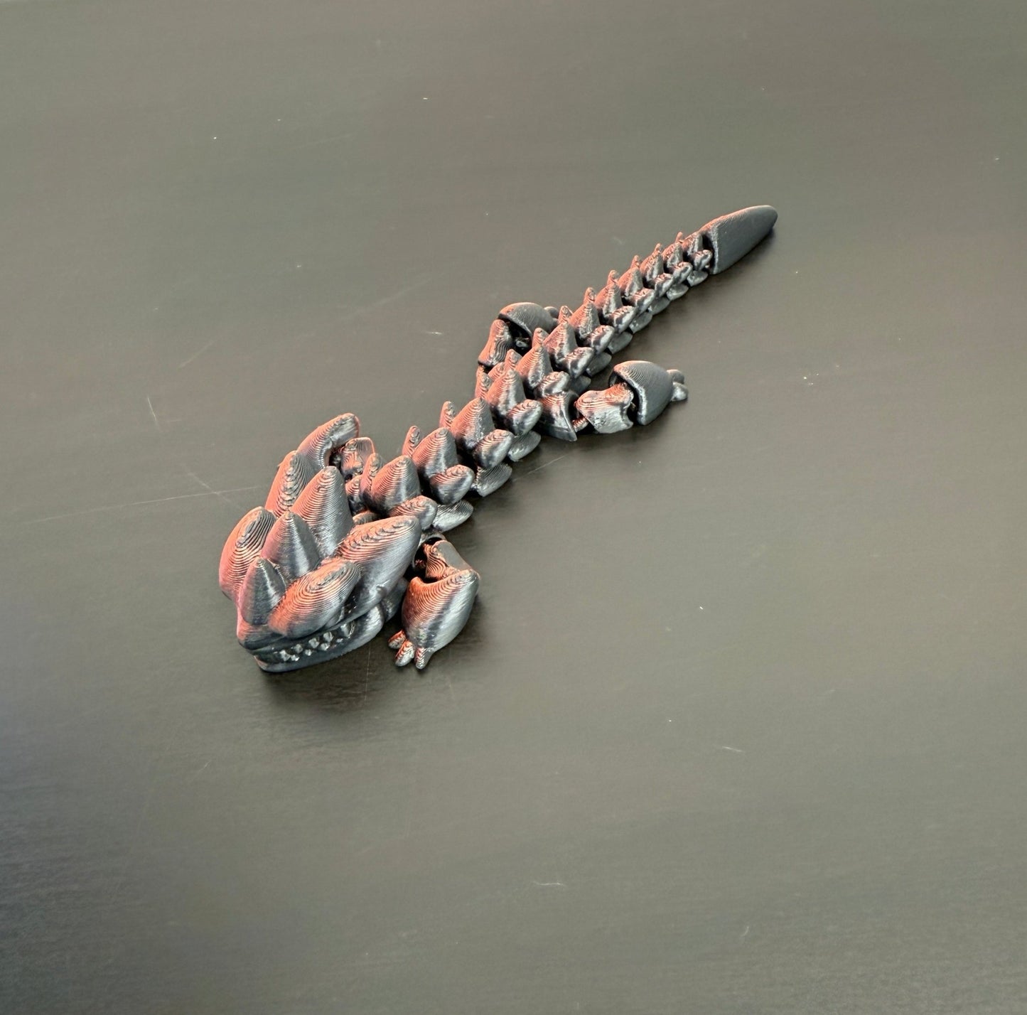 DRAGONIX - "Kalevi" Fidget lohikäärme 15/19/25cm - PRINT NORDICA