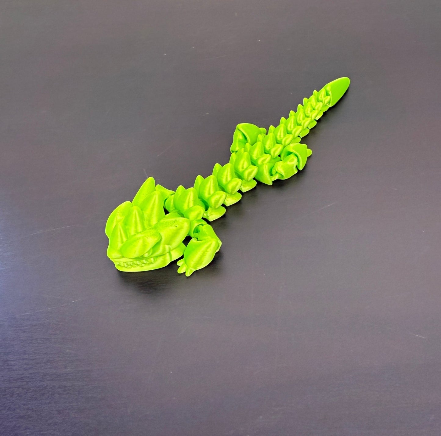 DRAGONIX - "Kalevi" Fidget lohikäärme 15/19/25cm - PRINT NORDICA