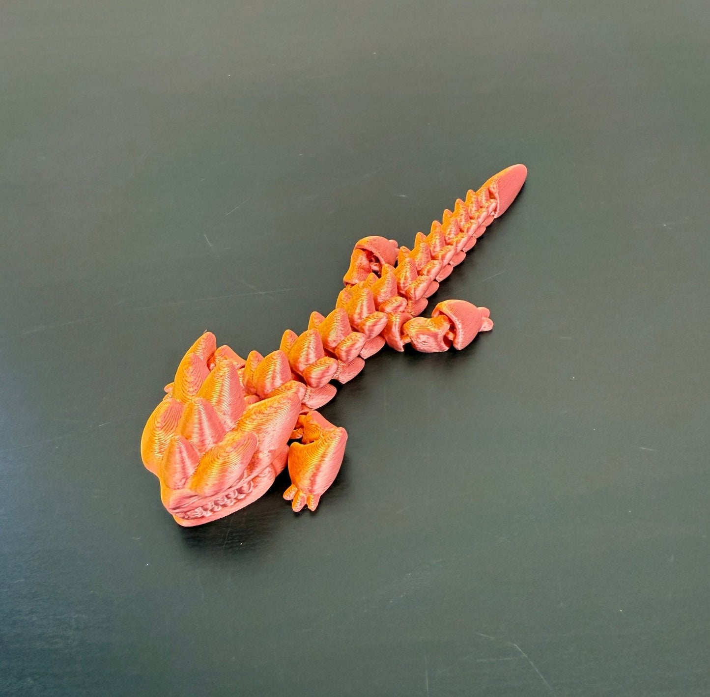DRAGONIX - "Kalevi" Fidget lohikäärme 15/19/25cm - PRINT NORDICA
