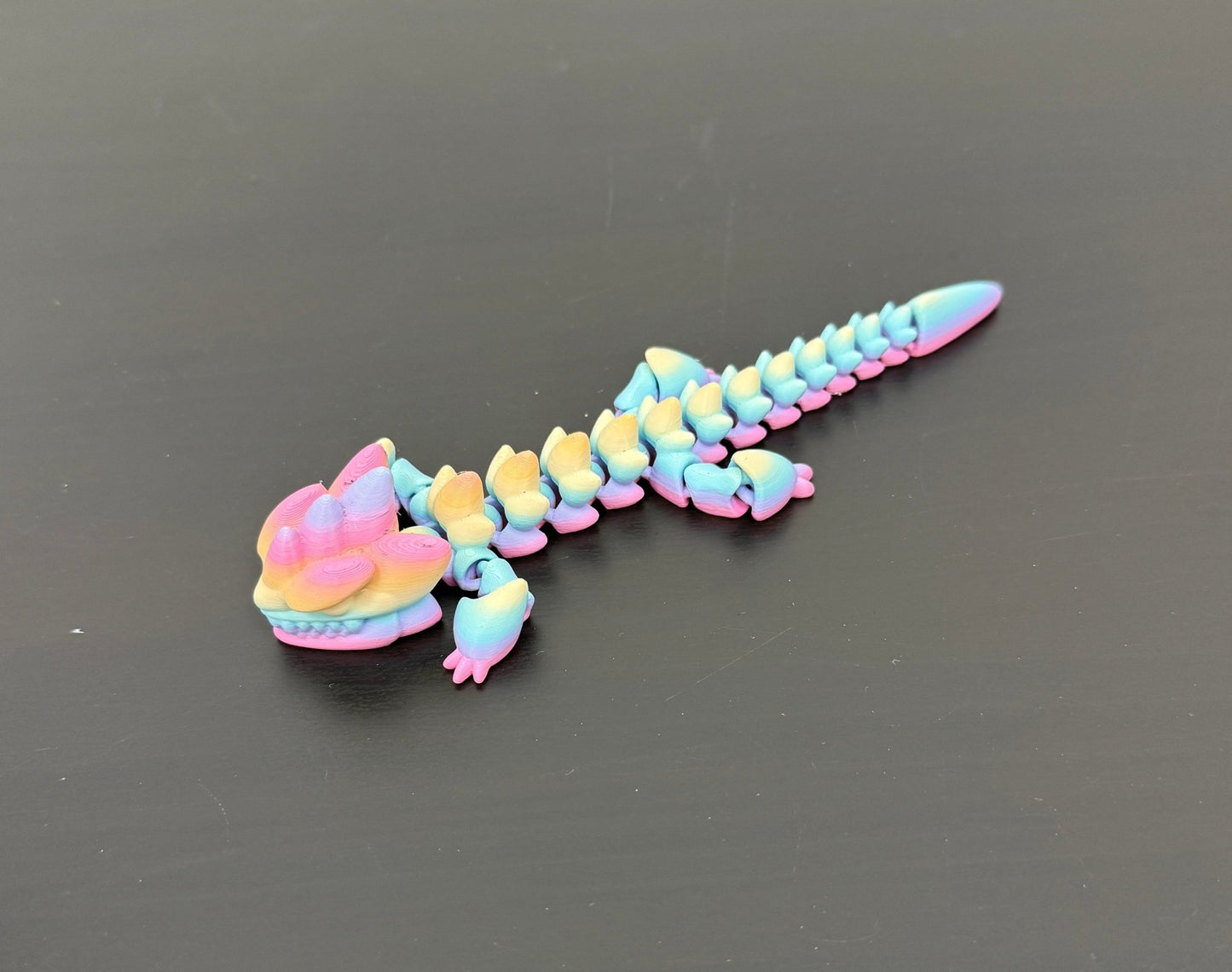 DRAGONIX - "Kalevi" Fidget lohikäärme 15/19/25cm - PRINT NORDICA