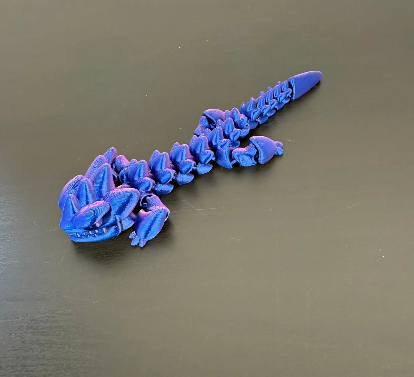 DRAGONIX - "Kalevi" Fidget lohikäärme 15/19/25cm - PRINT NORDICA
