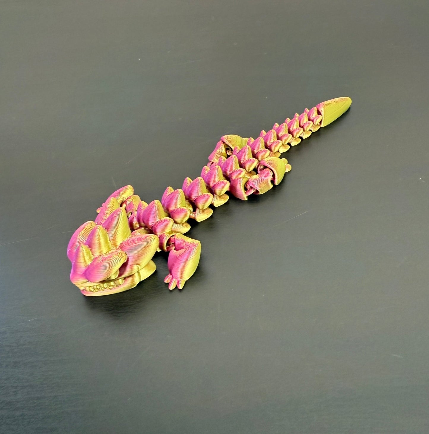 DRAGONIX - "Kalevi" Fidget lohikäärme 15/19/25cm - PRINT NORDICA