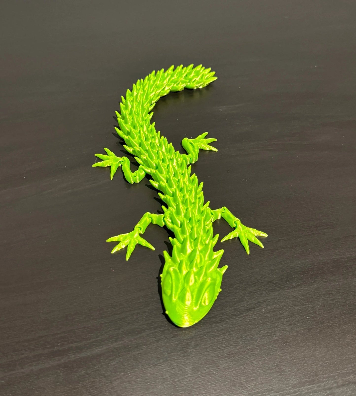 DRAGONIX - "Pasi" Fidget Gekko 26 cm (metallihohto) - PRINT NORDICA