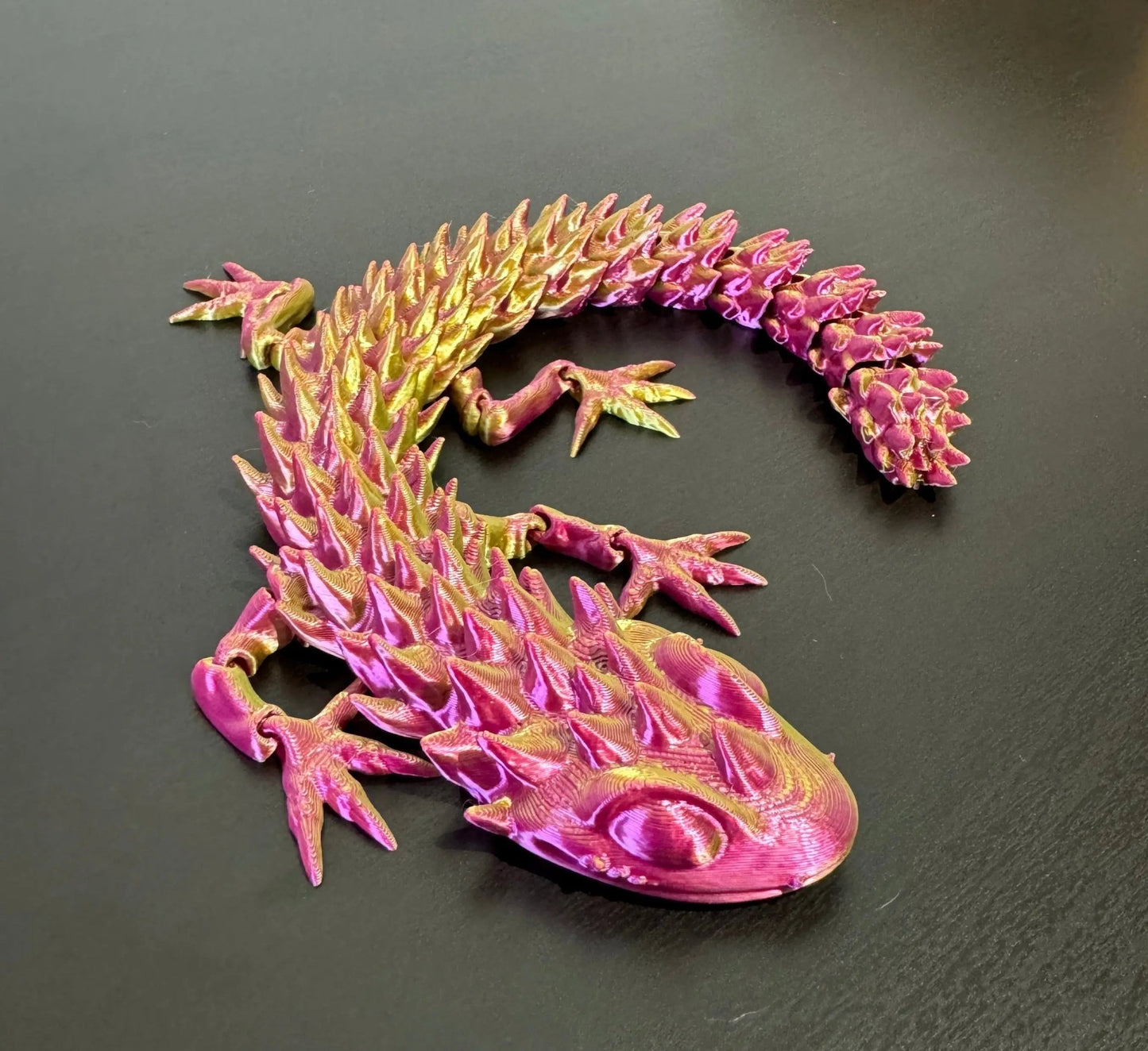 DRAGONIX - "Pasi" Fidget Gekko 26 cm (metallihohto) - PRINT NORDICA