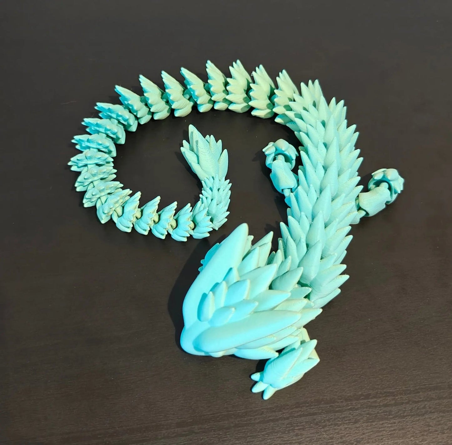 DRAGONIX - "Pena" Fidget Lohikäärme 50 cm (väriä vaihtava) - PRINT NORDICA