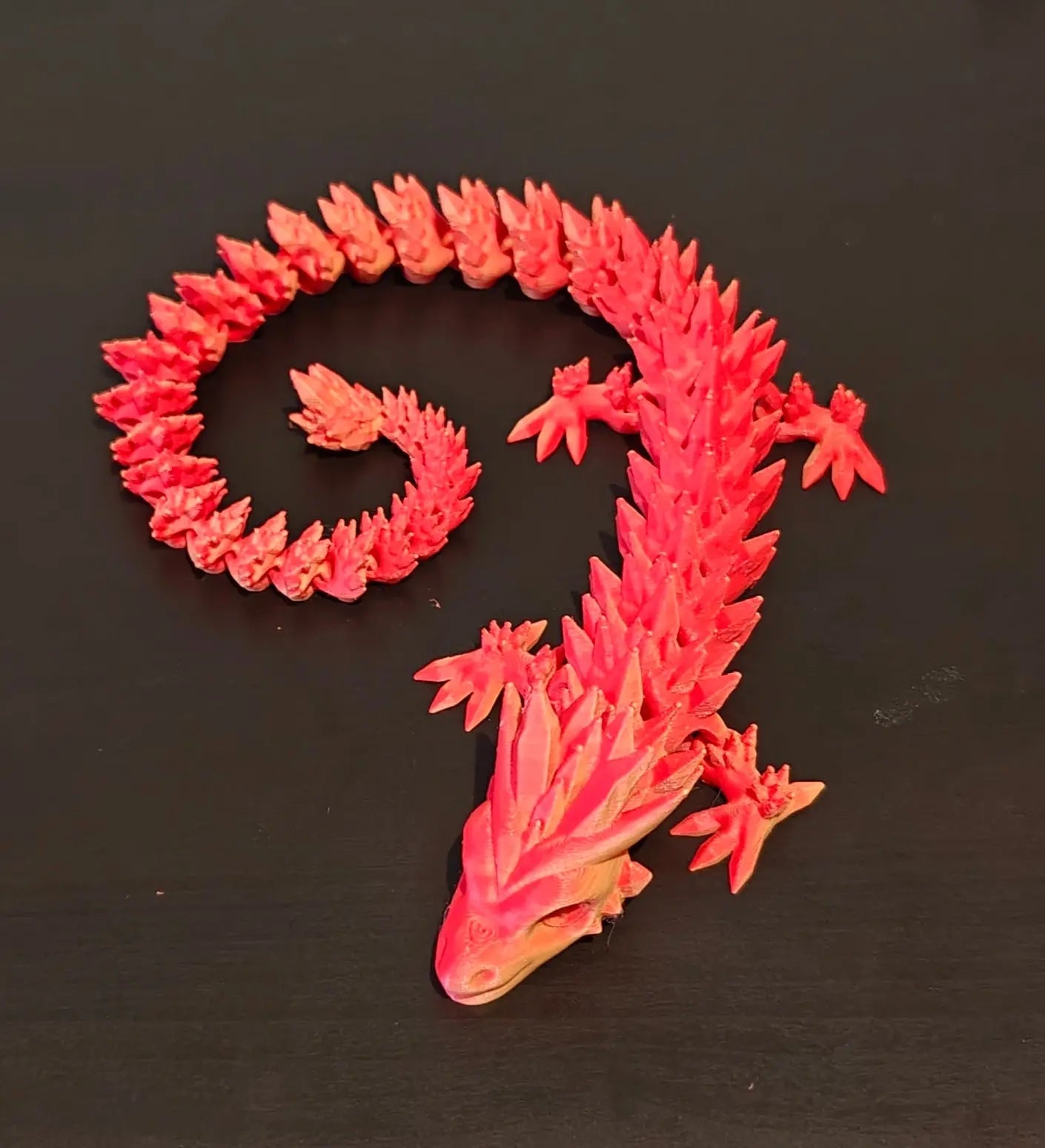 DRAGONIX - "Pentti" Fidget Lohikäärme 46 cm ja 75 cm (väriä vaihtava) - PRINT NORDICA