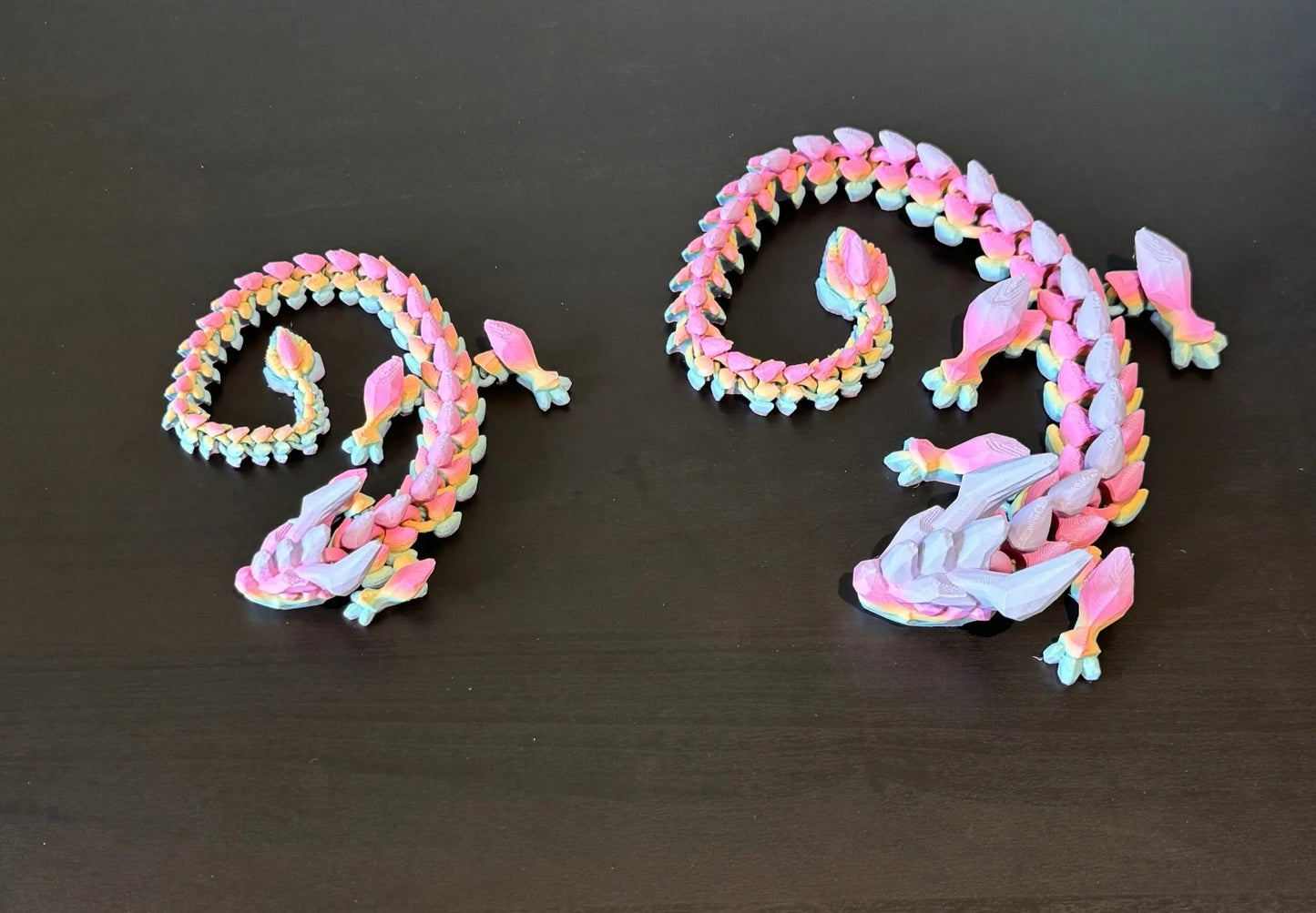 DRAGONIX - "Tarmo" Fidget lohikäärme 32/44cm Moniväri - PRINT NORDICA