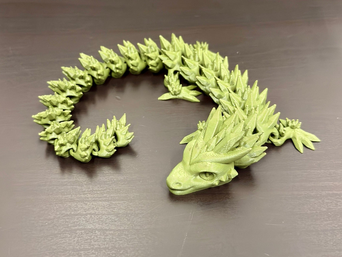 *2 - Laatu* 3D - Tulostettu DRAGONIX - "Pentti" Fidget Lohikäärme, Oliivinvihreä - PRINT NORDICA