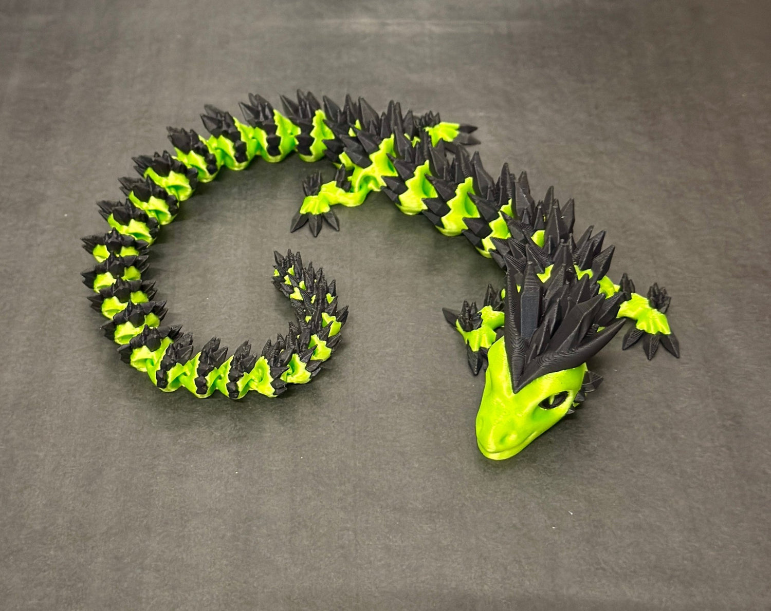 2 - LAATU - 3D - Tulostettu "Pentti" Fidget Lohikäärme, Lime/musta - PRINT NORDICA