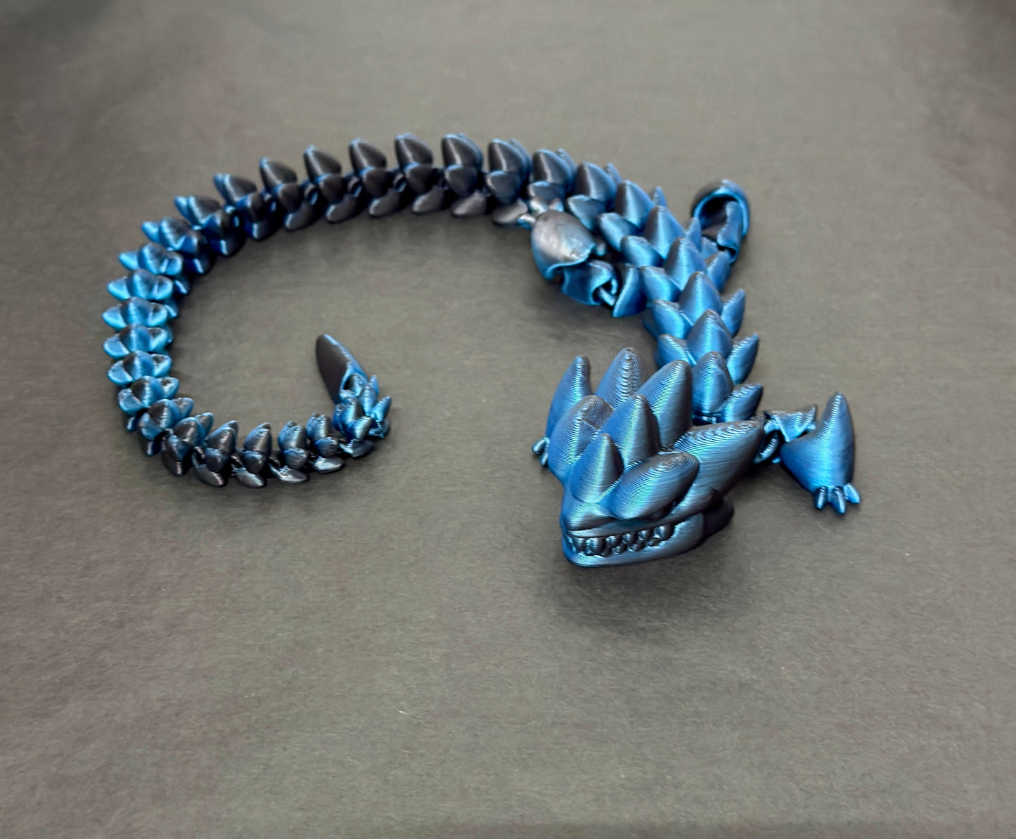 3D-Tulostettu DRAGONIX - Pitkä "Kalevi" Fidget Lohikäärme PRINT NORDICA OY