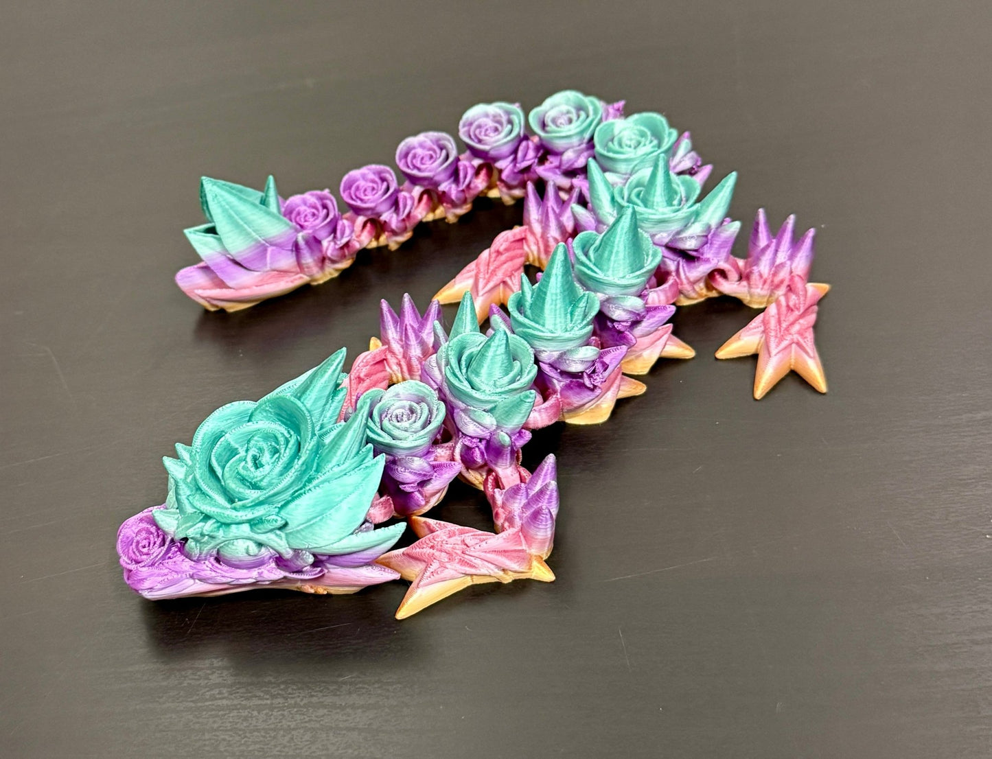 3D - Tulostettu DRAGONIX - Fidget Ruusulohikäärme 35 cm - PRINT NORDICA