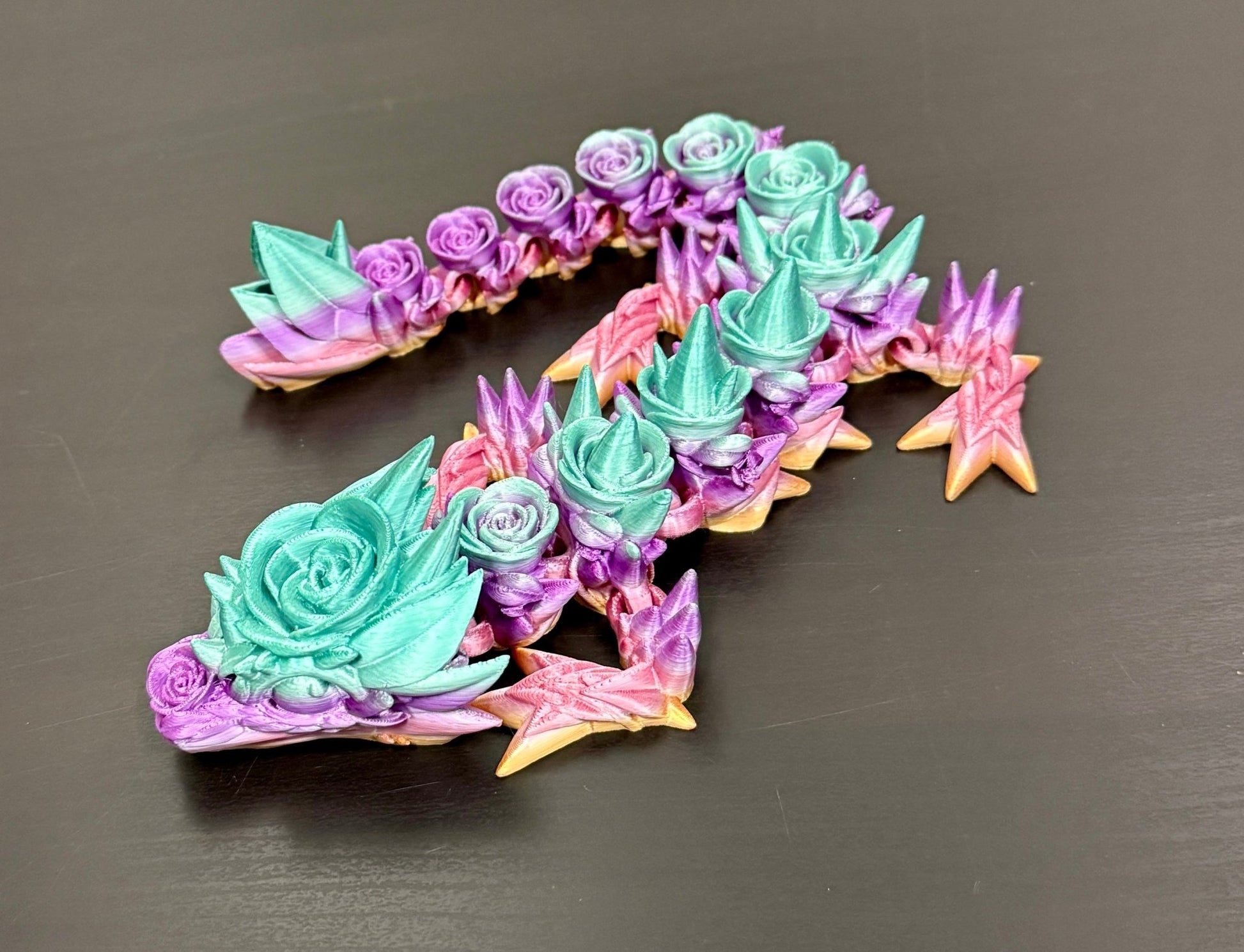 3D - Tulostettu DRAGONIX - Fidget Ruusulohikäärme 35 cm - PRINT NORDICA