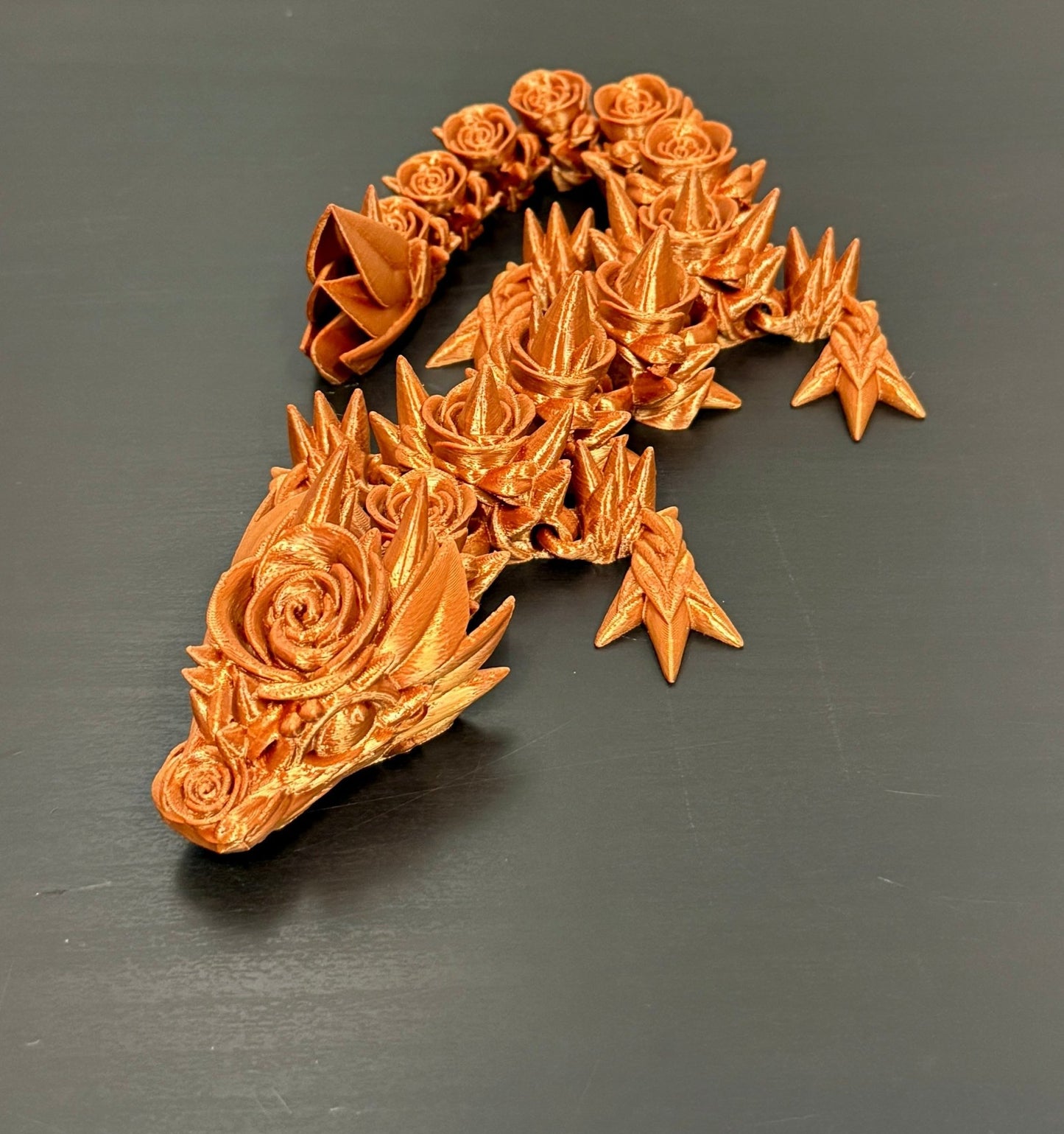 3D - Tulostettu DRAGONIX - Fidget Ruusulohikäärme 35 cm - PRINT NORDICA