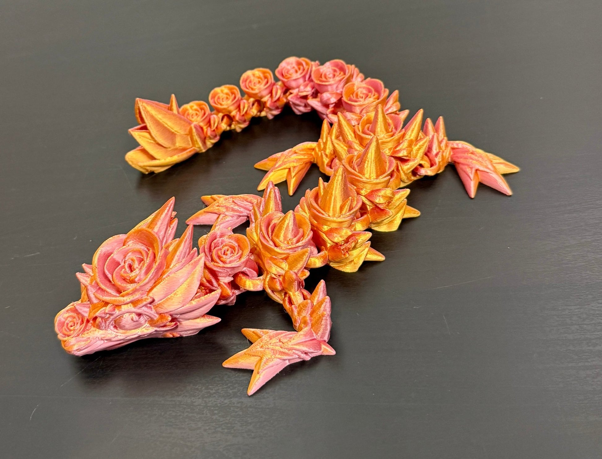 3D - Tulostettu DRAGONIX - Fidget Ruusulohikäärme 35 cm - PRINT NORDICA