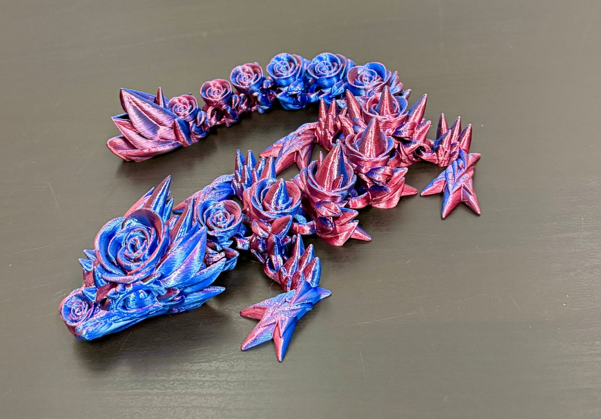 3D - Tulostettu DRAGONIX - Fidget Ruusulohikäärme 35 cm - PRINT NORDICA