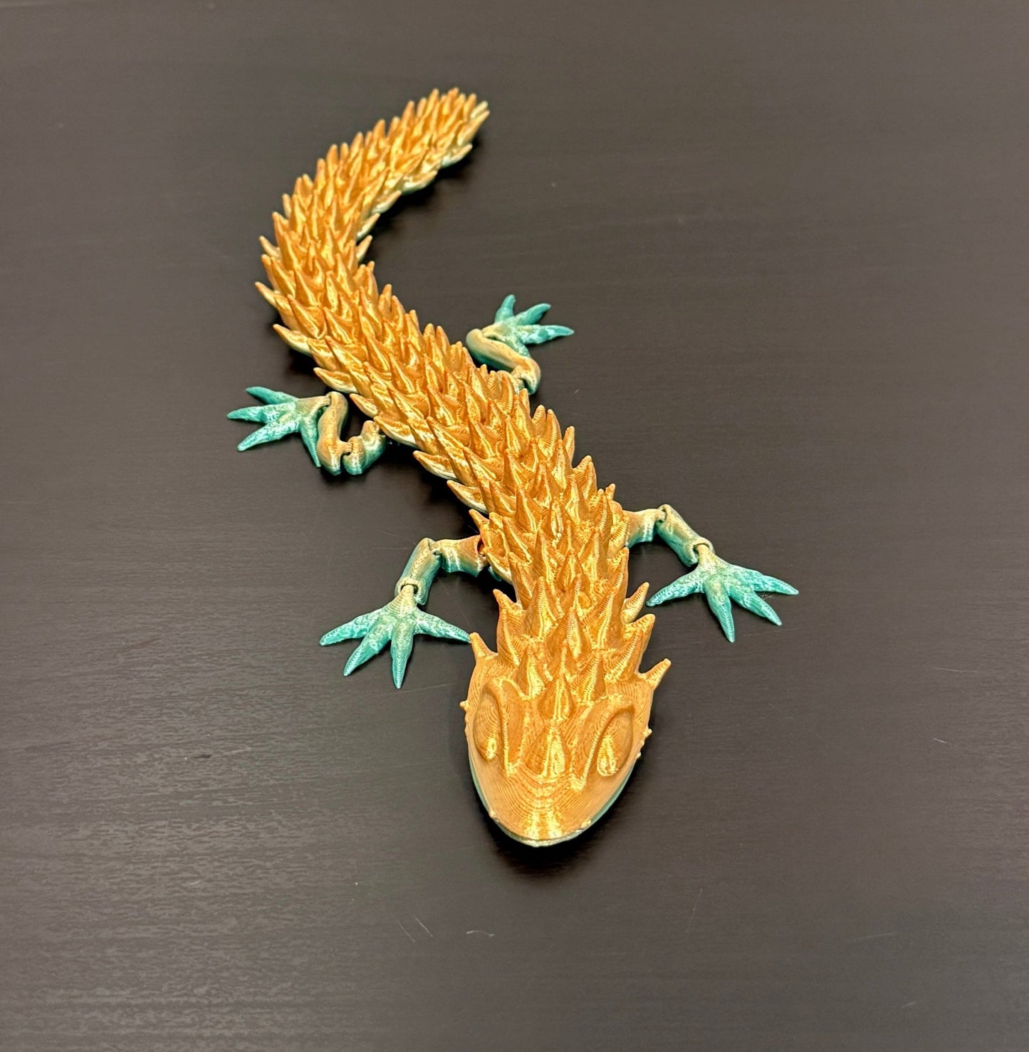 3D - Tulostettu DRAGONIX - "Pasi" Fidget Gekko 26 cm (metallihohto) - PRINT NORDICA