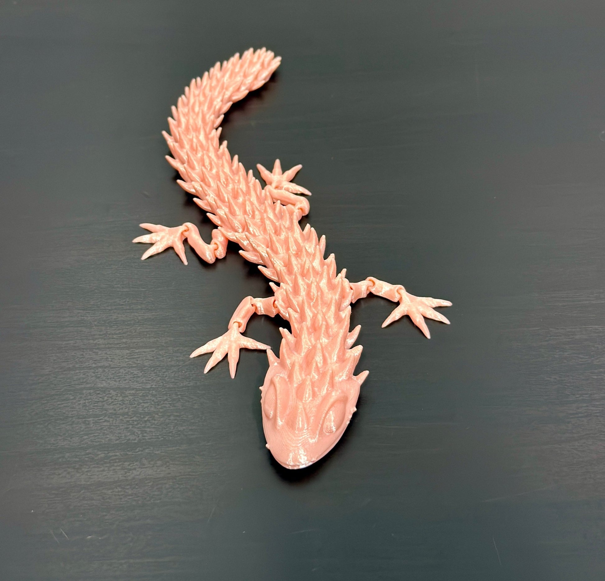 3D - Tulostettu DRAGONIX - "Pasi" Fidget Gekko 26 cm (metallihohto) - PRINT NORDICA