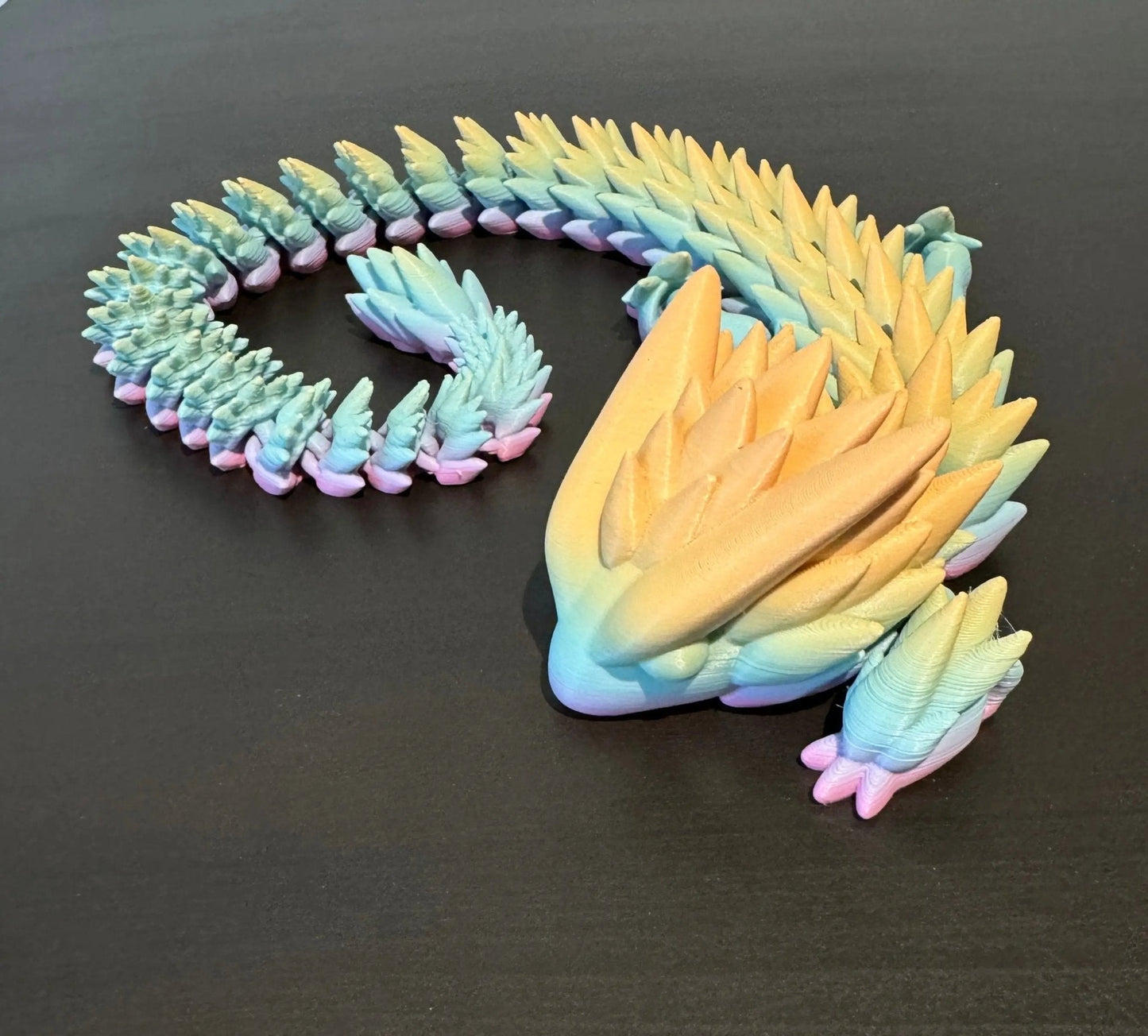 3D - Tulostettu DRAGONIX - "Pena" Fidget Lohikäärme 50 cm (Paljon eri värejä) - PRINT NORDICA