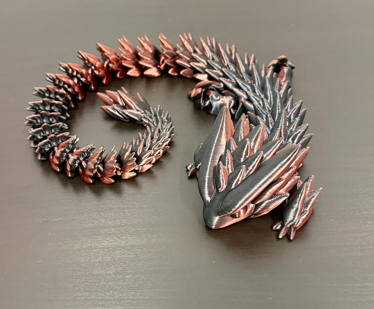 3D - Tulostettu DRAGONIX - "Pena" Fidget Lohikäärme 50 cm (Paljon eri värejä) - PRINT NORDICA