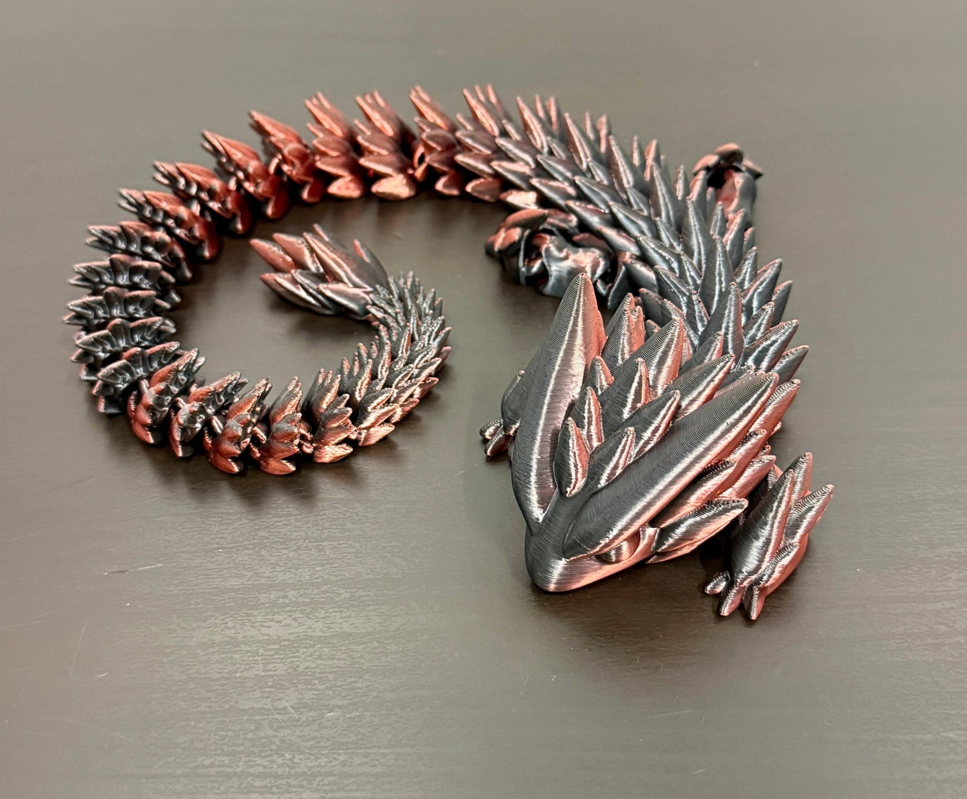 3D - Tulostettu DRAGONIX - "Pena" Fidget Lohikäärme 50 cm (Paljon eri värejä) - PRINT NORDICA