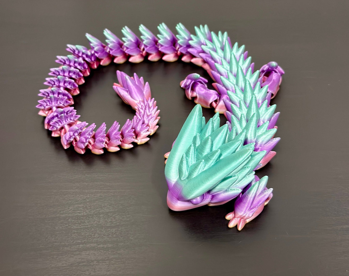 3D - Tulostettu DRAGONIX - "Pena" Fidget Lohikäärme 50 cm (Paljon eri värejä) - PRINT NORDICA