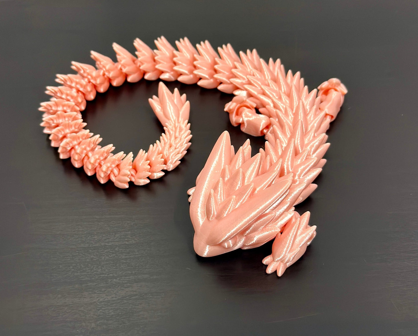 3D - Tulostettu DRAGONIX - "Pena" Fidget Lohikäärme 50 cm (Paljon eri värejä) - PRINT NORDICA