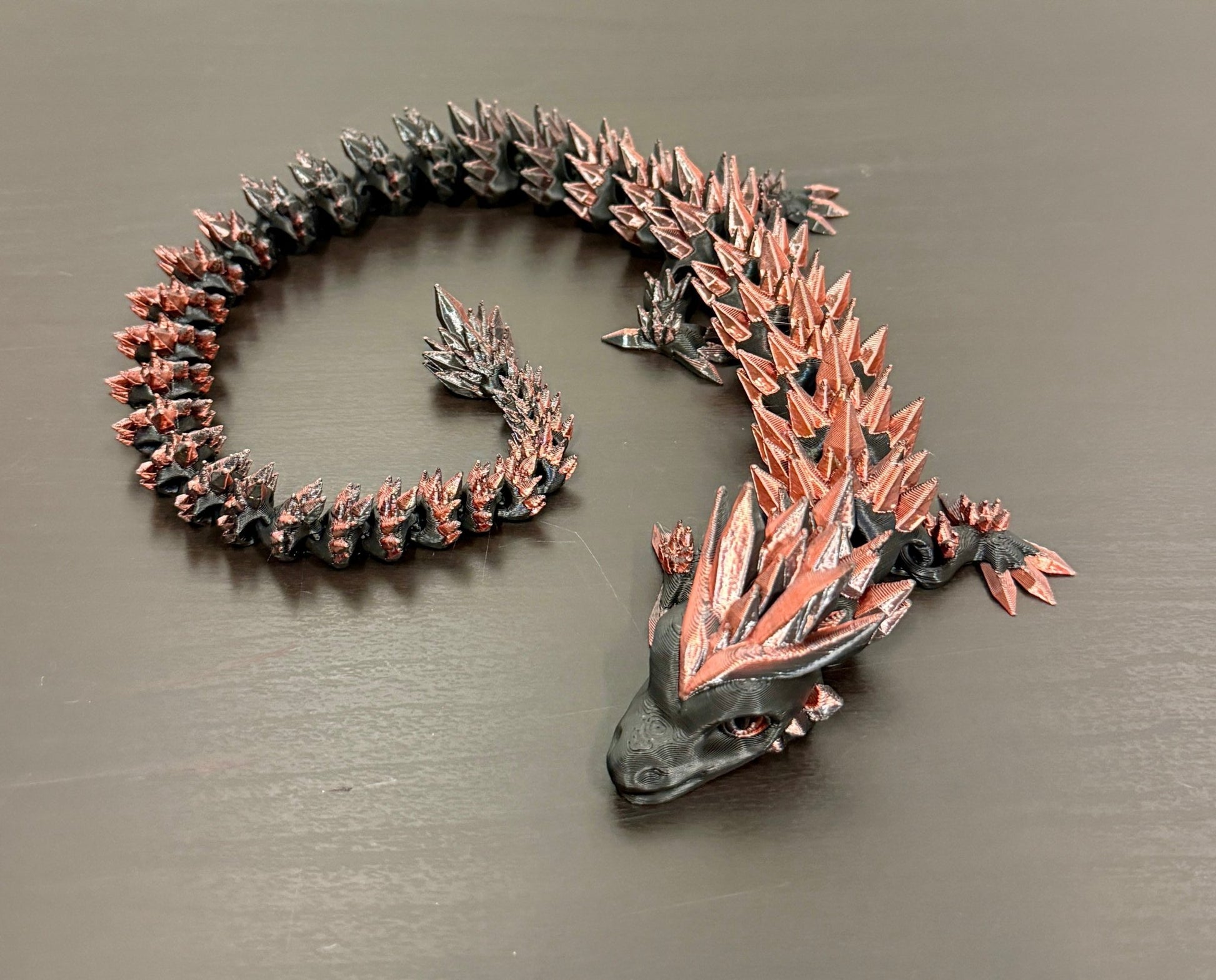 3D - Tulostettu DRAGONIX - "Pentti" Fidget Lohikäärme 46/75cm (kaksivärinen) - PRINT NORDICA