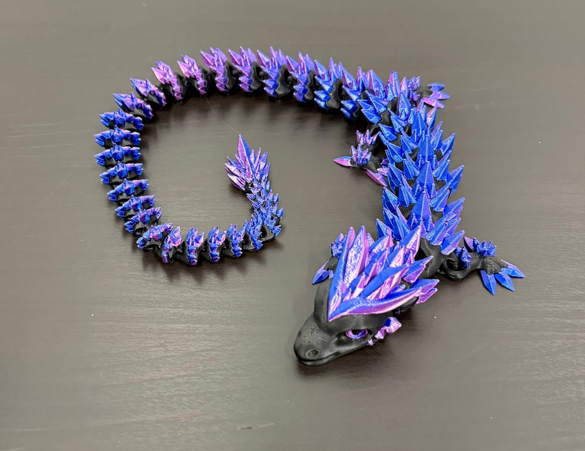 3D - Tulostettu DRAGONIX - "Pentti" Fidget Lohikäärme 46/75cm (kaksivärinen) - PRINT NORDICA