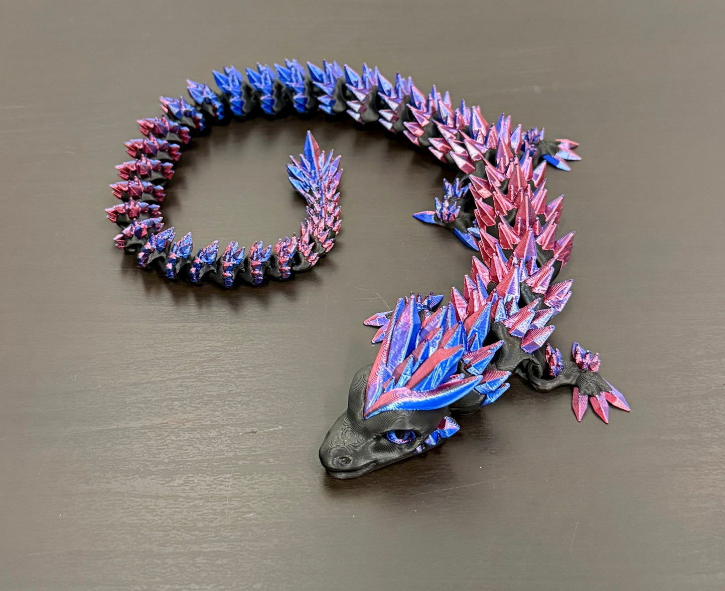 3D - Tulostettu DRAGONIX - "Pentti" Fidget Lohikäärme 46/75cm (kaksivärinen) - PRINT NORDICA