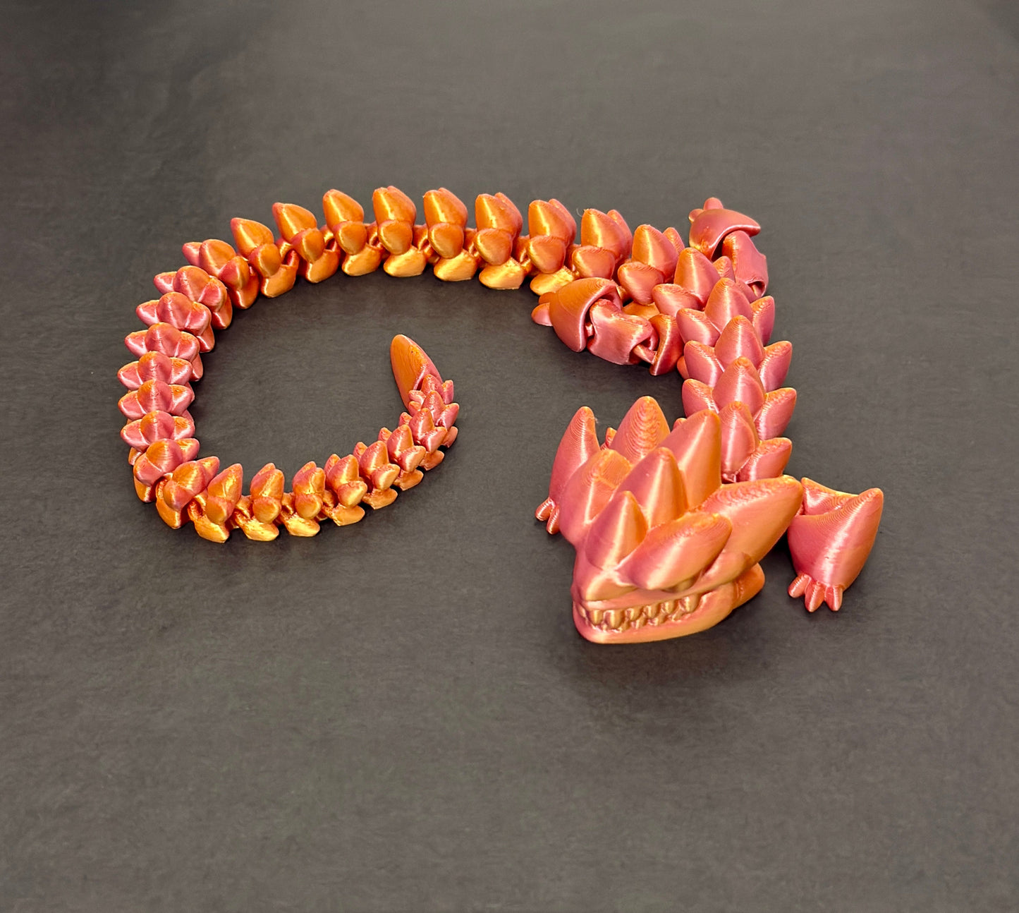 3D-Tulostettu DRAGONIX - Pitkä "Kalevi" Fidget Lohikäärme PRINT NORDICA OY