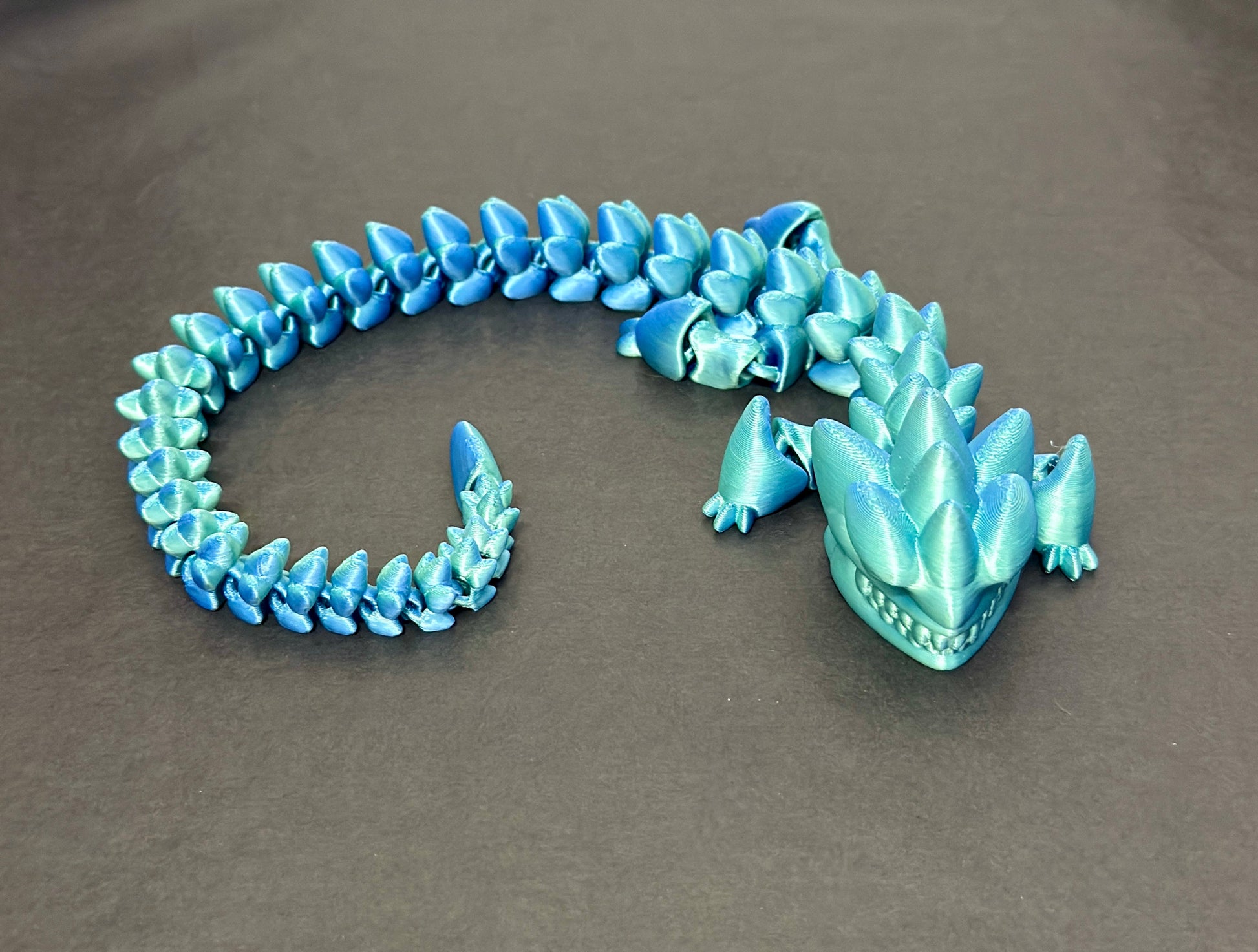 3D-Tulostettu DRAGONIX - Pitkä "Kalevi" Fidget Lohikäärme PRINT NORDICA OY
