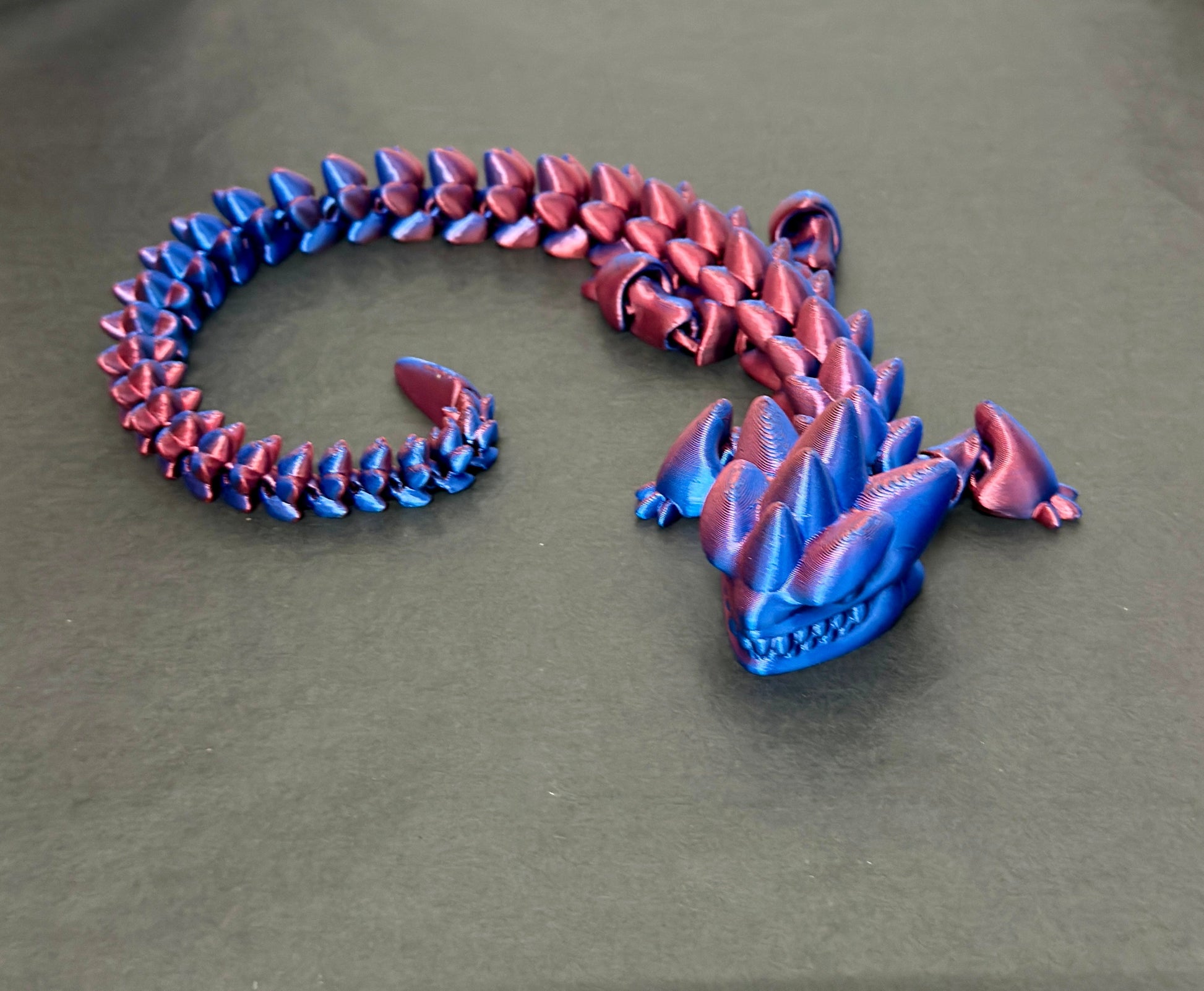 3D-Tulostettu DRAGONIX - Pitkä "Kalevi" Fidget Lohikäärme PRINT NORDICA OY