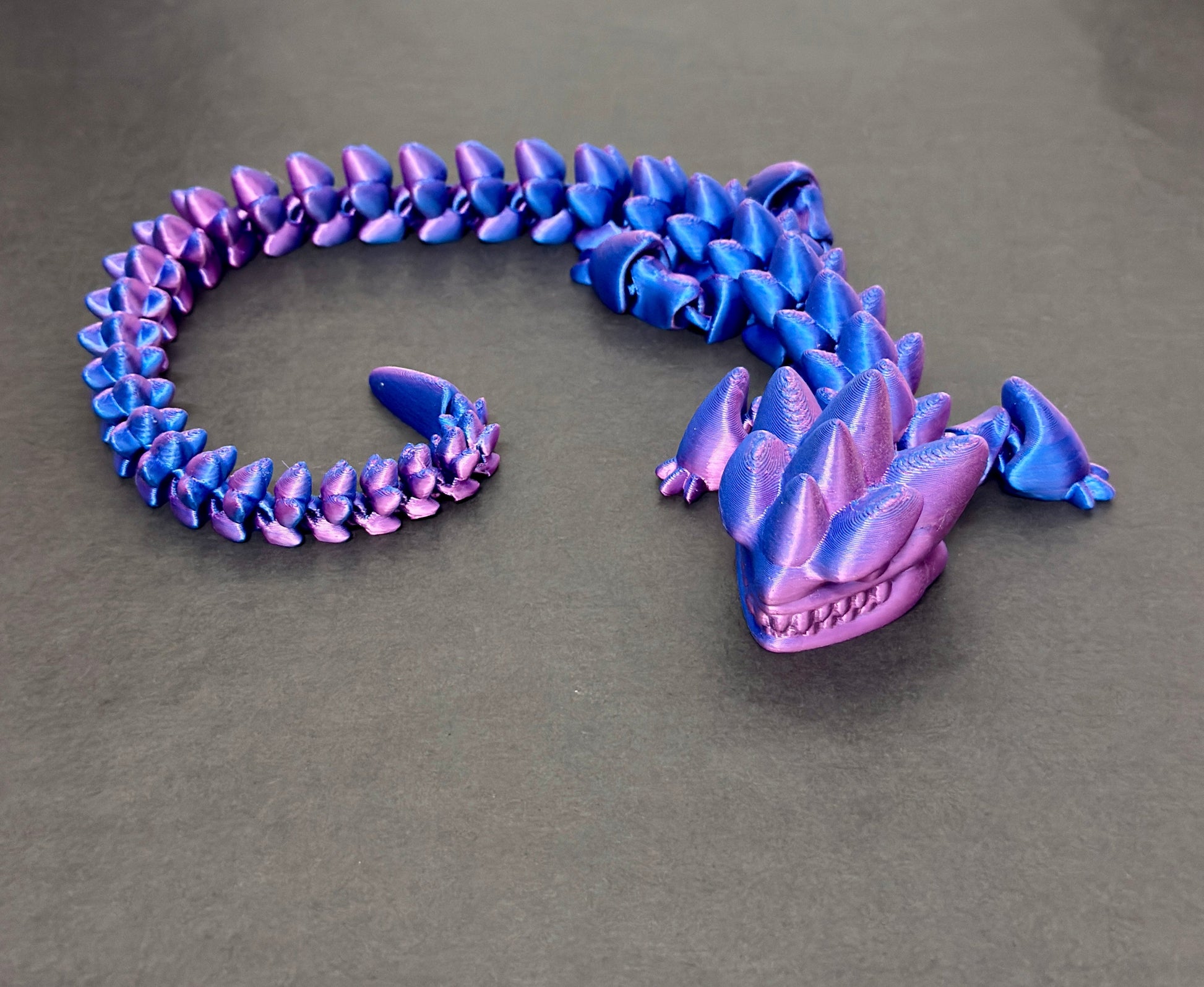 3D-Tulostettu DRAGONIX - Pitkä "Kalevi" Fidget Lohikäärme PRINT NORDICA OY