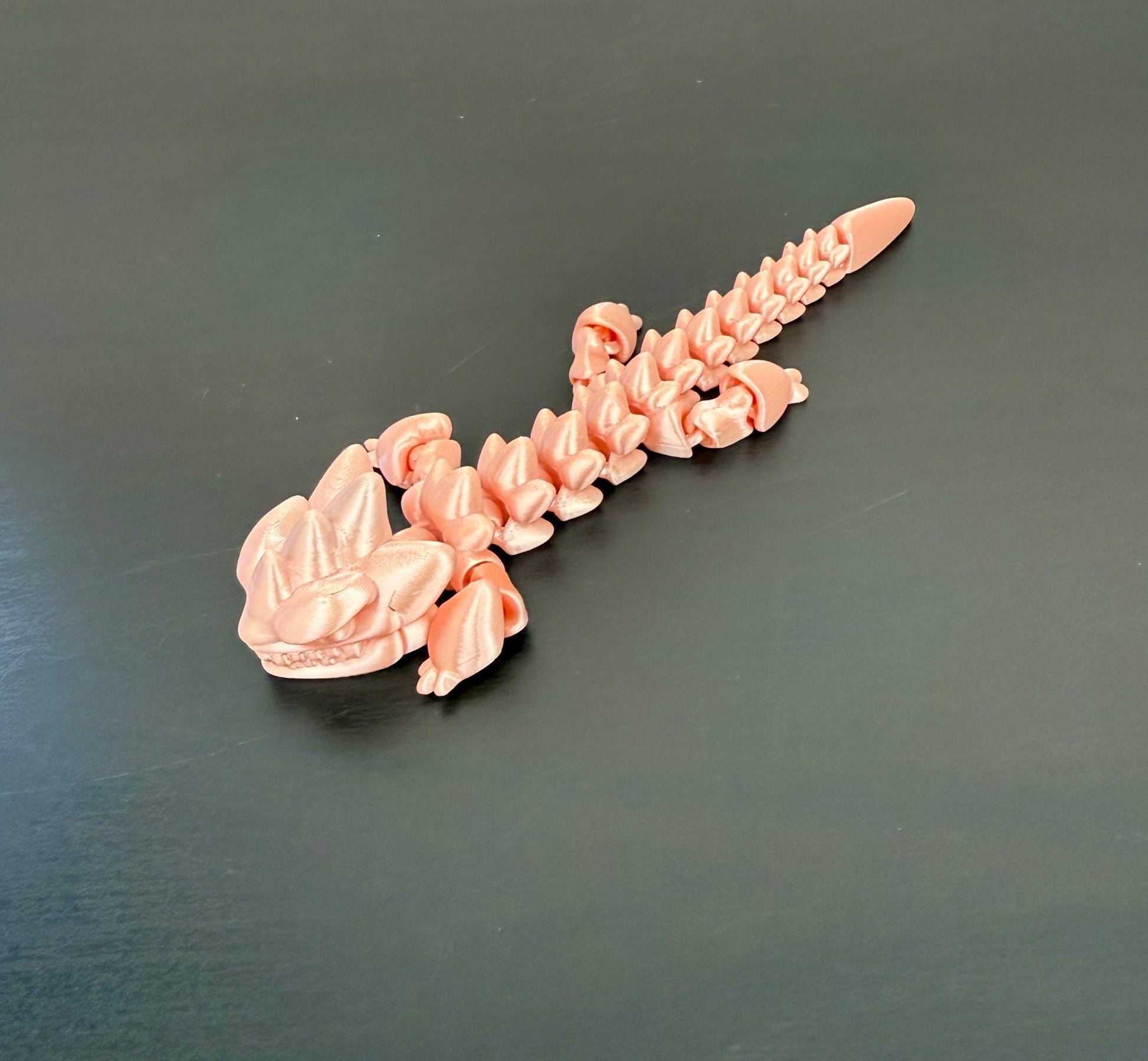 DRAGONIX - "Kalevi" Fidget lohikäärme 15/19/25cm - PRINT NORDICA