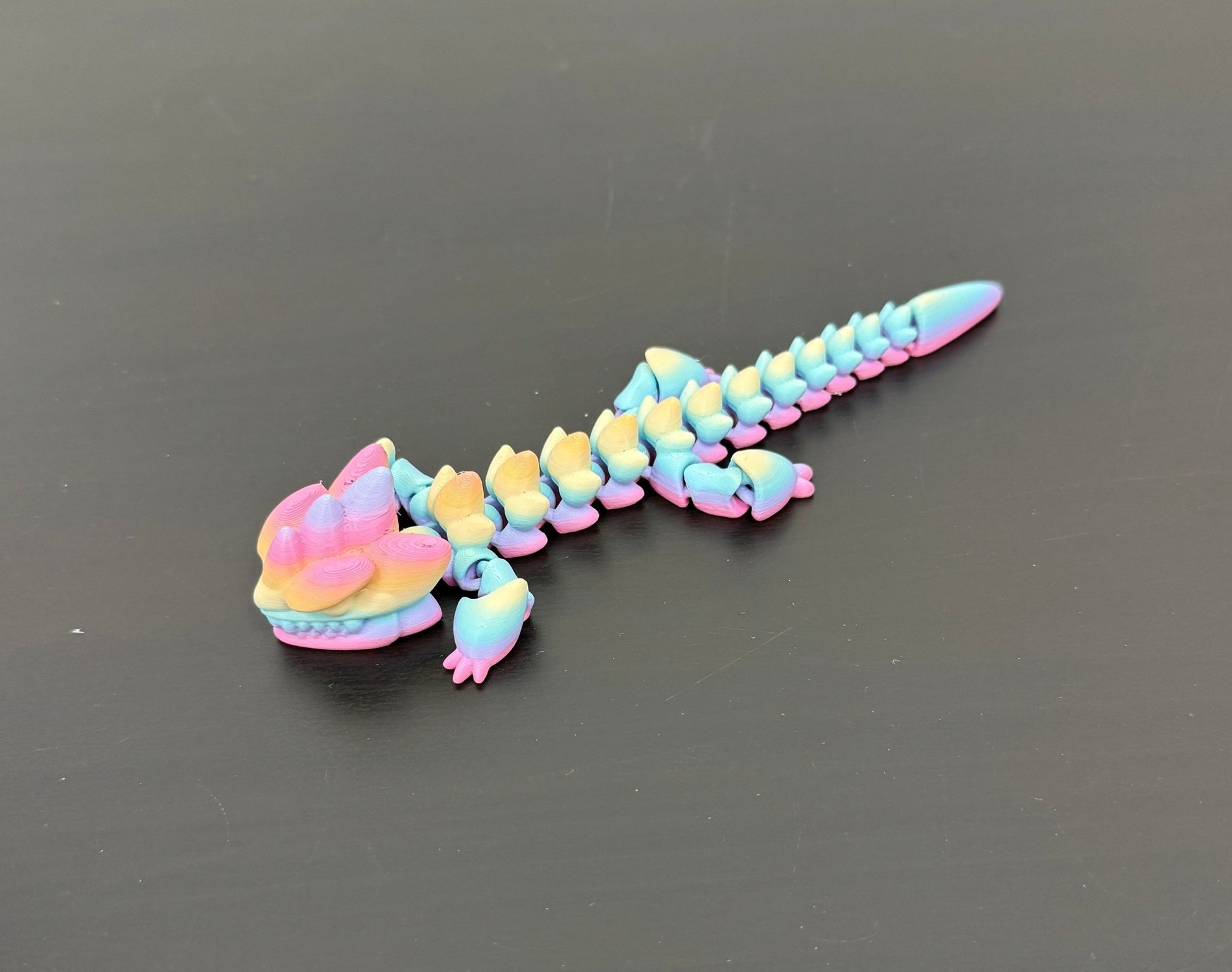 DRAGONIX - "Kalevi" Fidget lohikäärme 15/19/25cm - PRINT NORDICA